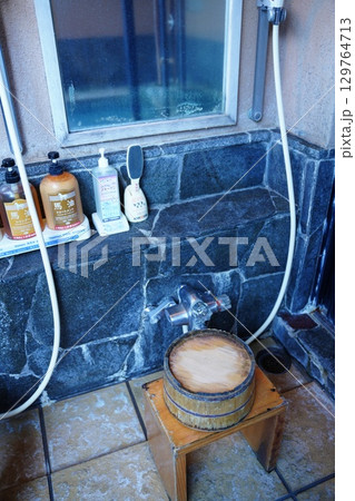 温泉の洗い場 129764713