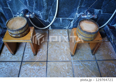 温泉の洗い場 129764721