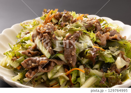 牛肉カルビサラダ 牛肉カルビサラダ 129764995