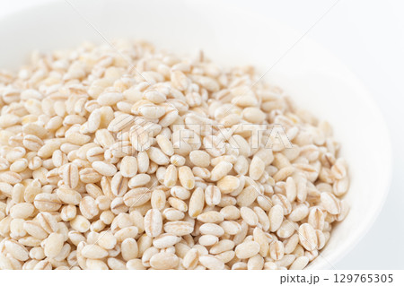 お皿に入った胚芽もち麦のクローズアップ お皿に入った胚芽もち麦のクローズアップ 129765305