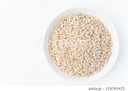 白背景にお皿に入った胚芽もち麦 129765425