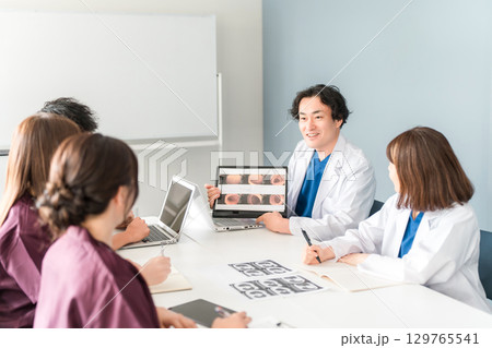 医療のカンファレンス・勉強会・セミナー・研修・講習会を行う指導医と研修医 129765541