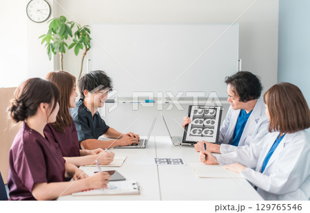 医療のカンファレンス・勉強会・セミナー・研修・講習会を行う指導医と研修医 129765546