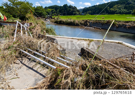 鹿児島県姶良市加治木町の大雨被害　網掛川の氾濫で崩落した橋の素材写真 129765618