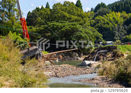 鹿児島県姶良市加治木町の大雨被害　網掛川の氾濫で崩落した橋の素材写真 129765620