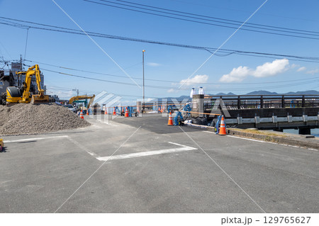 水害でマヒしている交通 鹿児島県姶良市の大雨被害の交差点の復旧 水害でマヒしている交通 鹿児島県姶良市の大雨被害の交差点の復旧 129765627