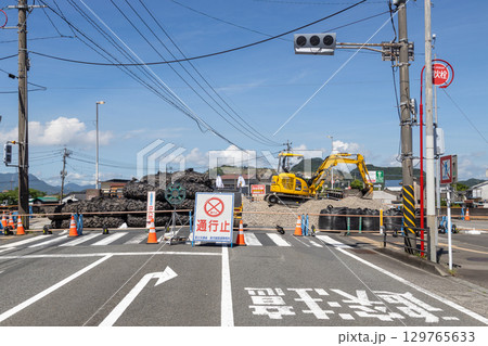 水害で通行止めになっている信号のある交差点　鹿児島県姶良市 129765633
