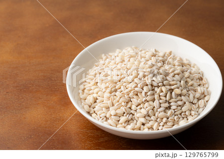 お皿に入った胚芽もち麦 お皿に入った胚芽もち麦 129765799