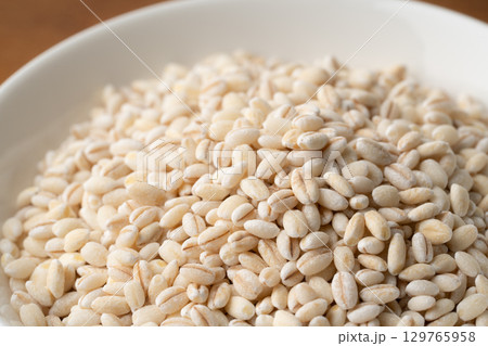 お皿に入った胚芽もち麦のクローズアップ 129765958