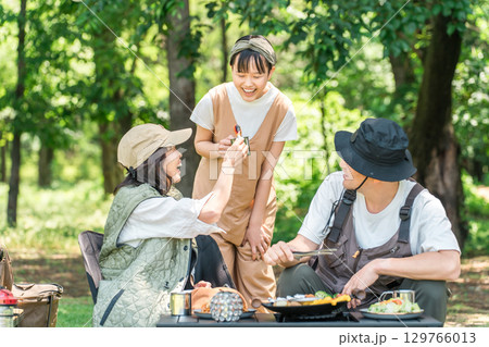 公園・キャンプ場でデイキャンプ・キャンプ・バーベキューを楽しむ仲良しのファミリー 公園・キャンプ場でデイキャンプ・キャンプ・バーベキューを楽しむ仲良しのファミリー 129766013