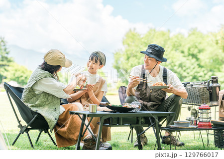 公園・キャンプ場でデイキャンプ・キャンプ・バーベキューを楽しむ仲良しのファミリー 129766017