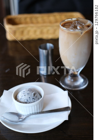 ごまのアイスとアイスカフェラテ ごまのアイスとアイスカフェラテ 129766182