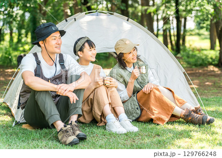 公園,キャンプ場でワンタッチテントを広げてデイキャンプ,ピクニック,森林浴するファミリー,親子 129766248
