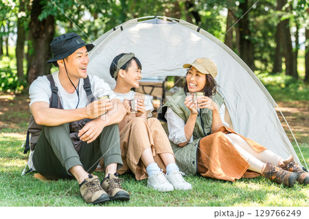 公園,キャンプ場でワンタッチテントを広げてデイキャンプ,ピクニック,森林浴するファミリー,親子 129766249