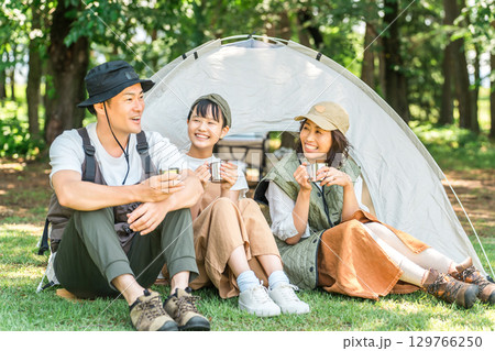 公園,キャンプ場でワンタッチテントを広げてデイキャンプ,ピクニック,森林浴するファミリー,親子 公園,キャンプ場でワンタッチテントを広げてデイキャンプ,ピクニック,森林浴するファミリー,親子 129766250