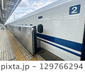 出発を待つ新幹線 129766294
