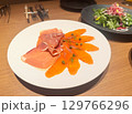 スモークサーモンと生ハム 129766296