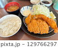 とんかつとエビフライの定食 129766297