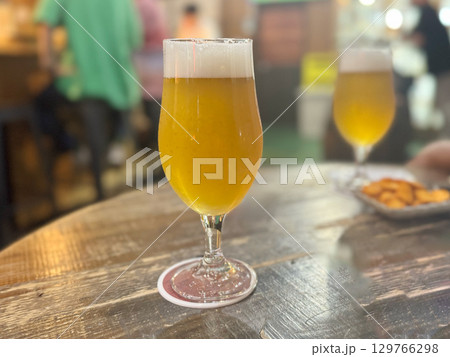 おしゃれパブでクラフトビール おしゃれパブでクラフトビール 129766298