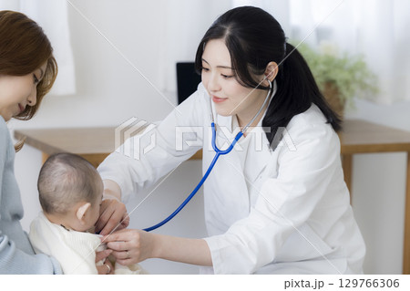 診察を受ける赤ちゃん 診察を受ける赤ちゃん 129766306