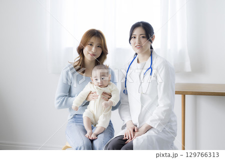 診察を受ける赤ちゃん 129766313