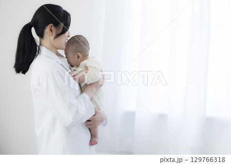 診察を受ける赤ちゃん 診察を受ける赤ちゃん 129766318