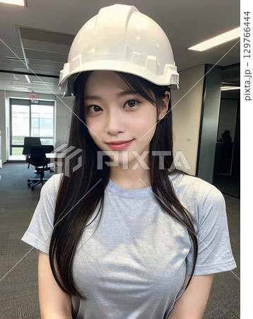 ヘルメットを持った女性 129766444
