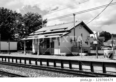 「美馬牛駅」昭和を感じる駅舎 ホームと駅舎「白黒」 「美馬牛駅」昭和を感じる駅舎 ホームと駅舎「白黒」 129766474