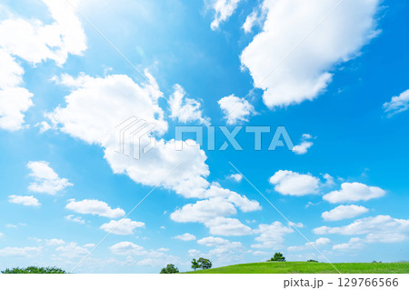 青空と雲と草原 青空と雲と草原 129766566
