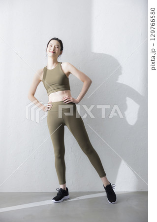 トレーニングウェアでストレッチをする女性　 129766580