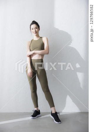 トレーニングウェアでストレッチをする女性　 129766582