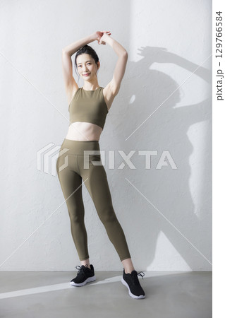 トレーニングウェアでストレッチをする女性　 129766584