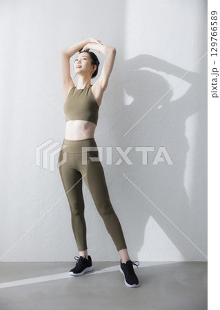 トレーニングウェアでストレッチをする女性　 129766589