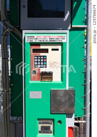 コインパーキングの駐車場発券機 129766674