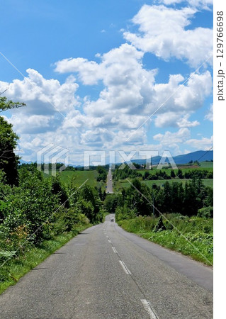 「美瑛」快晴の空と「ジェットコースターの道」美馬牛側より 「美瑛」快晴の空と「ジェットコースターの道」美馬牛側より 129766698