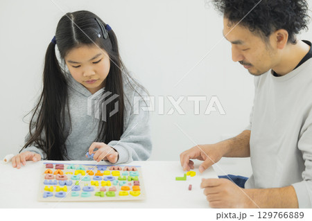 アルファベットのブロックで遊ぶ子供 129766889