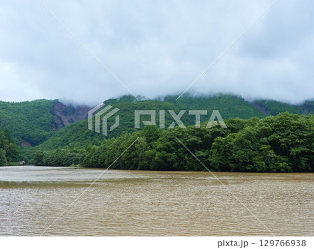 雨の日の上高地の梓川と大正池沿岸の森の風景 雨の日の上高地の梓川と大正池沿岸の森の風景 129766938