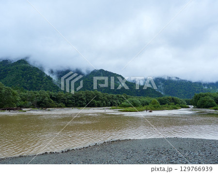 雨の日の上高地の梓川と沿岸の森の風景 雨の日の上高地の梓川と沿岸の森の風景 129766939