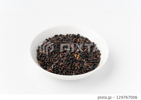 白背景にお皿に入った黒米 129767006