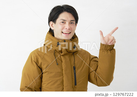 ダウンジャケットを着た男性　チェックサイン　白背景 129767222