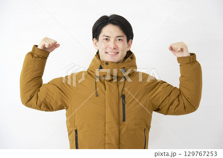 ダウンジャケットを着た男性　やる気　白背景 129767253