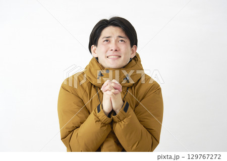 ダウンジャケットを着た男性　懇願　白背景 129767272