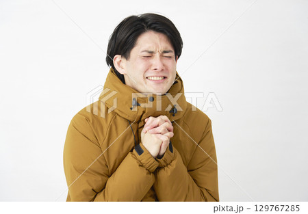 ダウンジャケットを着た男性　懇願　白背景 129767285