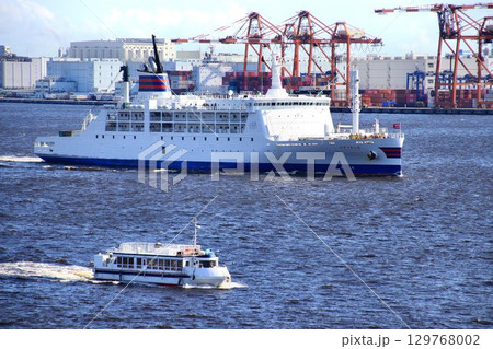 丸一日の船旅へ… 父島・母島の命を支える貨客船 3代目おがさわら丸 129768002
