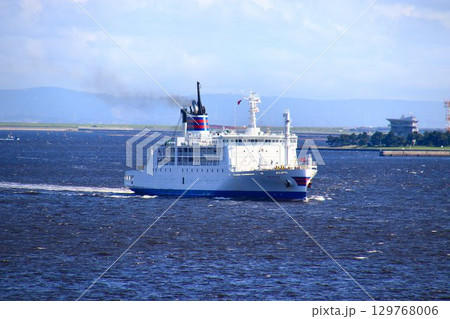 丸一日の船旅へ… 父島・母島の命を支える貨客船 3代目おがさわら丸 129768006