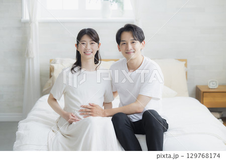 寝室の妊婦 夫婦 寝室の妊婦 夫婦 129768174