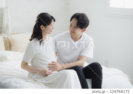 寝室の妊婦　 夫婦 129768175