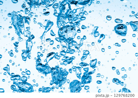 水中に舞い上がるたくさんの気泡. 129768200