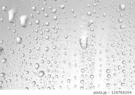 ガラスの表面についた水滴. 129768204