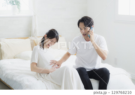 寝室の妊婦 夫婦 寝室の妊婦 夫婦 129768210